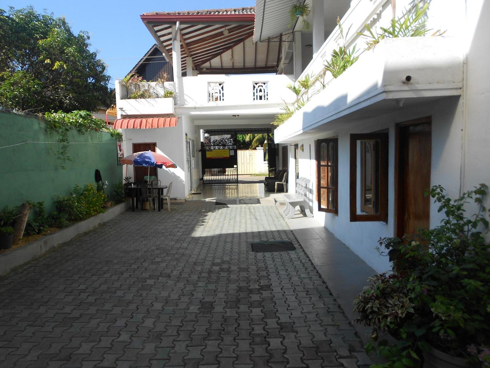 Shanith Guesthouse Негомбо Екстериор снимка